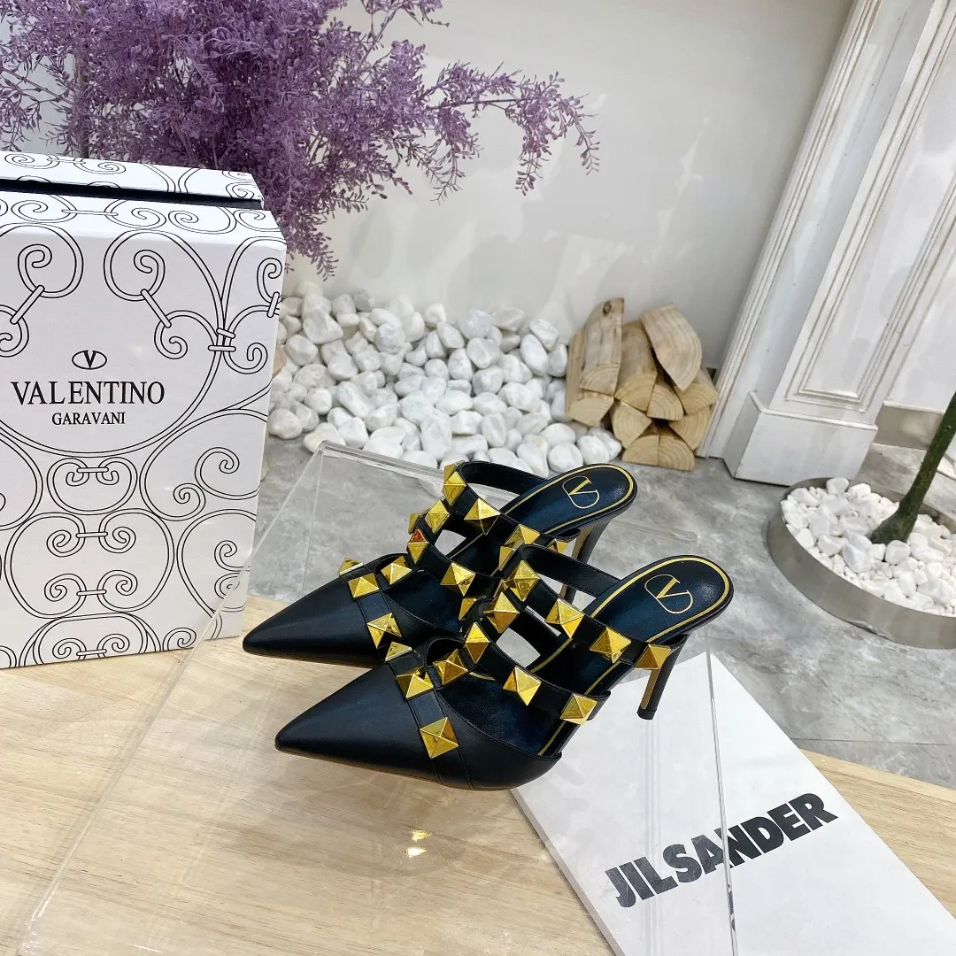 👟👟Ex-factory price 400👟👟 Genuine leather sole +40 Valentino Valentino spring and summer new rivet shoes are new☑️ —————————————— The latest golden big rivet element is full of high-end sense! Extremely fashionable Heel height: 9.5cm Upper: Matt sheepskin Lining: Sheepskin lining Outsole: Italian genuine leather outsole, rubber sole optional Color: Two styles and 8 colors available Code number: 34-41 (34 and 42 customized are not returnable)